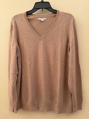 Preloved Amazon Essentials Women's V-Neck Sweater in Taupe